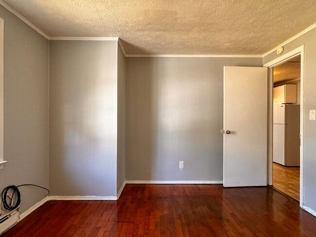 Building Photo - 1506 6th St SE