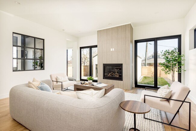 Building Photo - LUX 3BD, 4BA Sunnyside Home with Office and 2-Car Garage