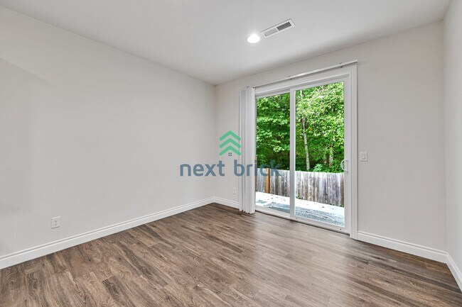 Building Photo - Bothell 5BR 3Bath-on a quiet neighborhood with smart upgrades + EV charging