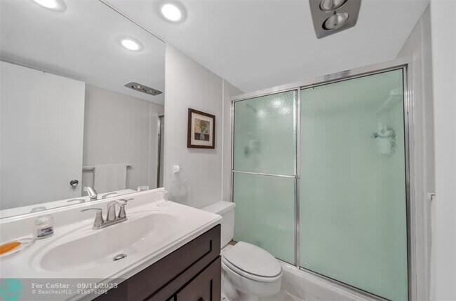 Building Photo - 3611 Oaks Clubhouse Dr