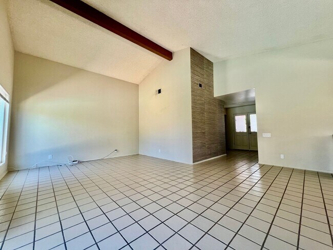 Building Photo - AVAILABLE NOW! 3 Bedroom 2 Bathroom POOL H...