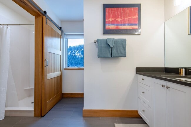 Building Photo - Seasonal Rental 11/1/25 - 5/30/26 Modern F...
