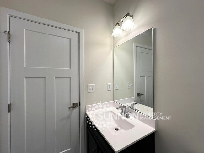 Building Photo - Spacious 3-Bedroom Townhome in a Prime Location