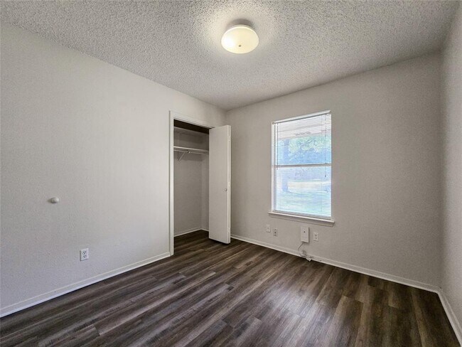Building Photo - 12111 Saxony Ln