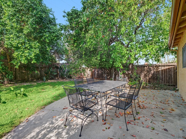 Building Photo - 4413 Canoga Dr