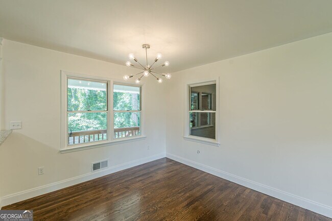 Building Photo - 427 Peyton Rd SW