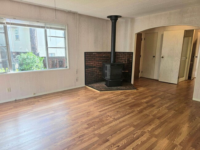 Building Photo - Light and Airy 2 Bedroom 2 Bath In Heather Glen Estates