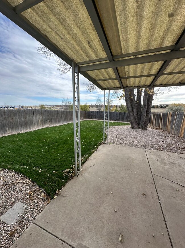 Building Photo - BEAUTIFULLY UPDATED 3 BEDROOM, 2 BATHROOM TWIN HOME WITH ATTACHED 1 CAR GARAGE