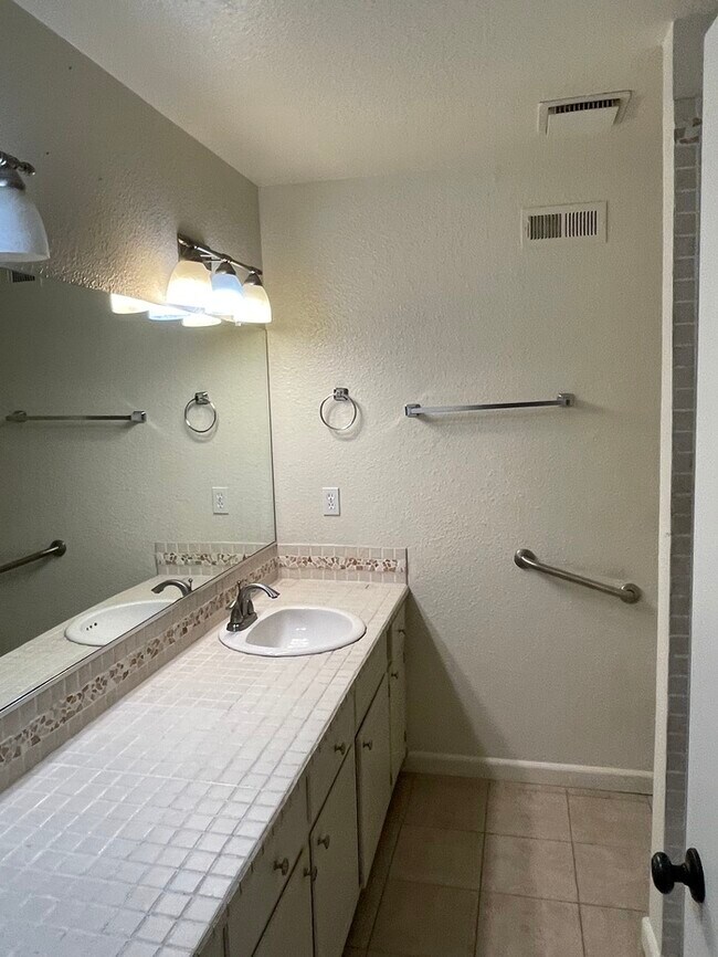 Building Photo - North Stockton 3 Bedroom Single Story Home