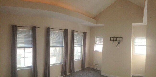 Building Photo - Southside Slopes - Amazing views of Downtown - Off-street parking