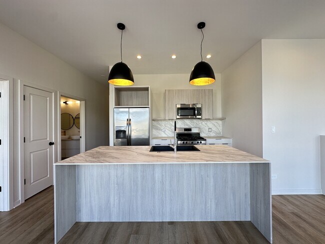 Building Photo - 6340 W Belmont Ave