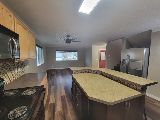 Building Photo - Exceptionally clean 3 bedroom, 1.5 bathroo...