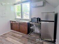 Building Photo - 304 S Cherokee St