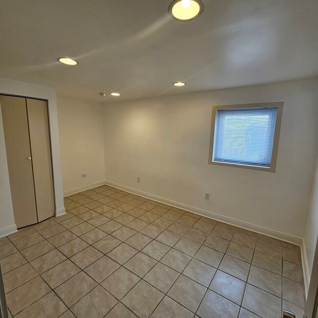 Building Photo - 1831 S 61st Ct