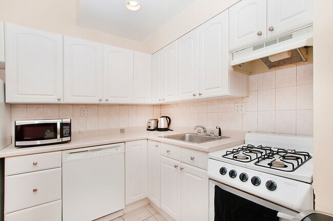 Building Photo - 236 E 80th St