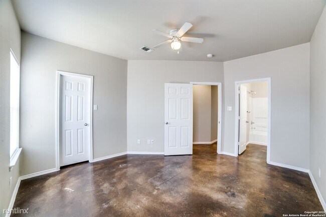 Building Photo - 3 br, 2 bath Duplex - 5827 Golf Bend 2