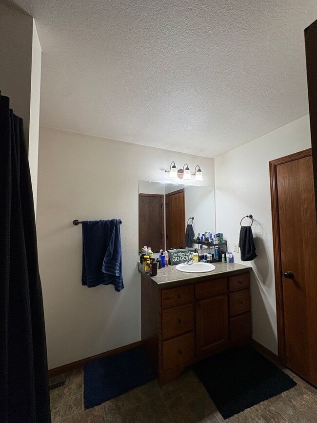 Building Photo - 3258 White Oak Ln