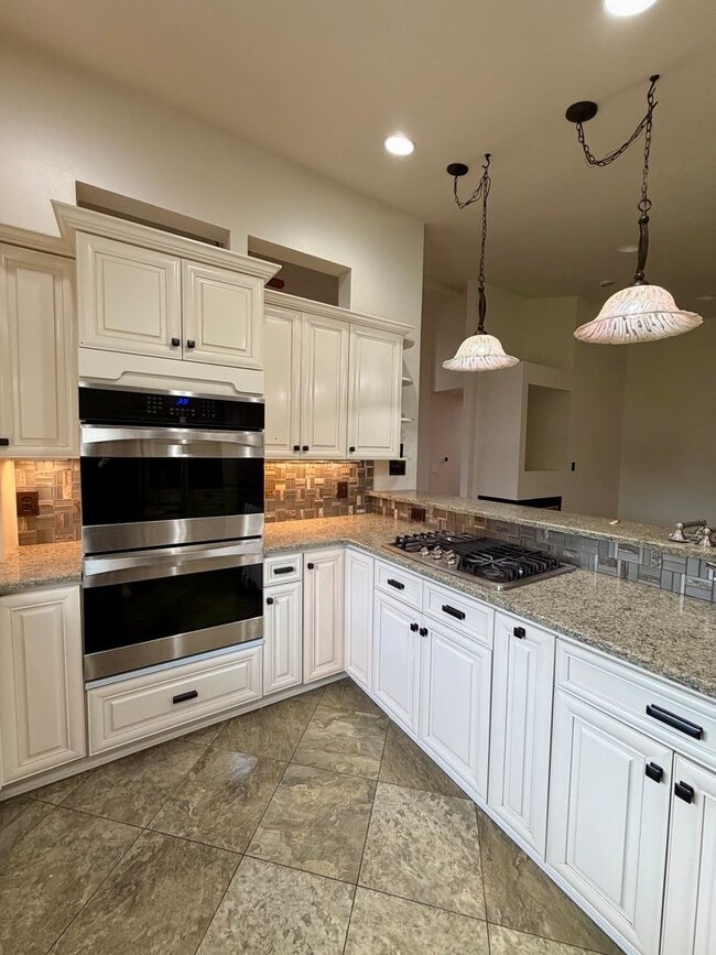 Building Photo - One Level, Golf Course Living- 3 bed + office, 2 bath