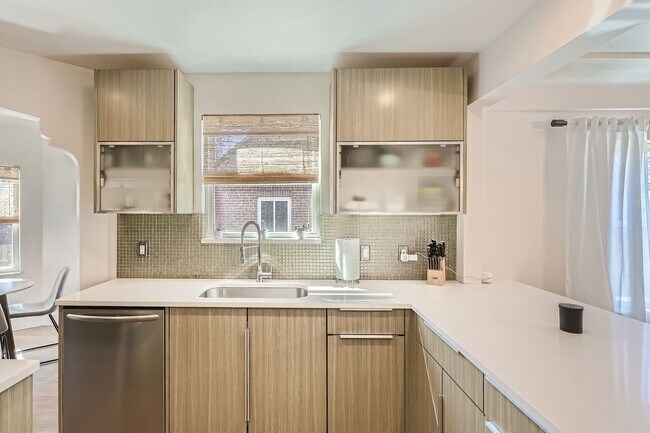 Building Photo - Available NOW! Fully Furnished 4 Bedroom 2 Bath Beautiful Home in Denver!