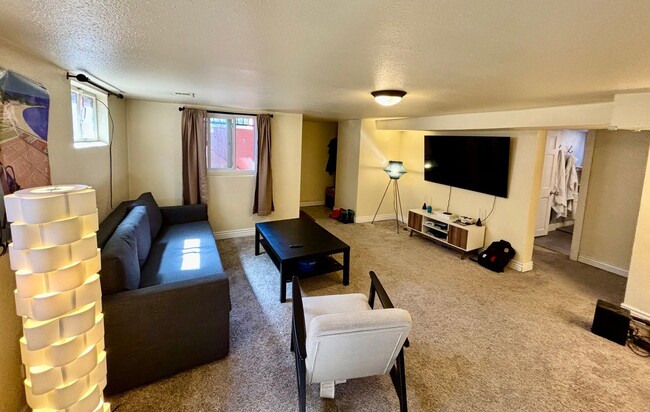 Building Photo - Cozy 2-Bed Downstairs Duplex, Close to CSU...