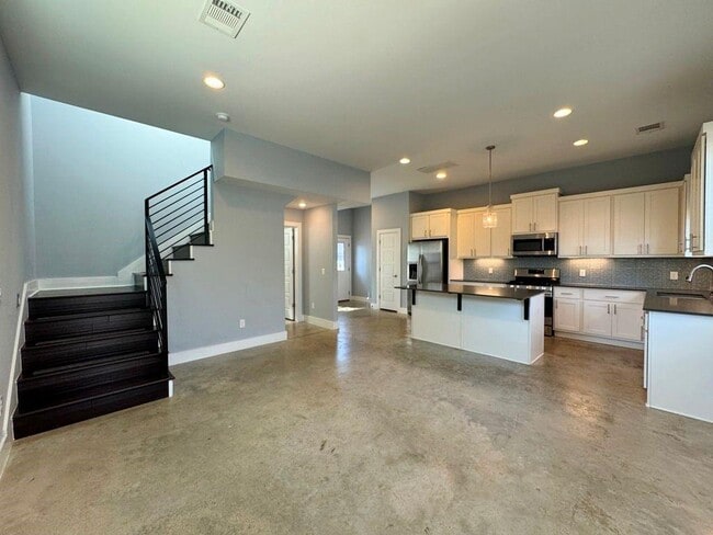 Building Photo - 6201 Felix Ave