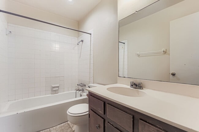 Building Photo - 1740 Rutland Dr