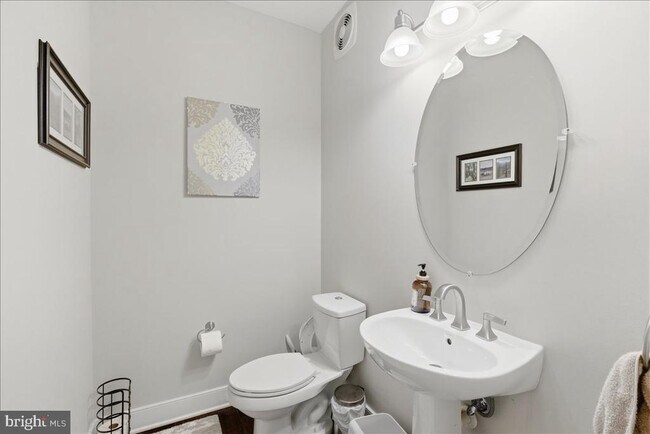 Building Photo - 1418 N Rhodes St