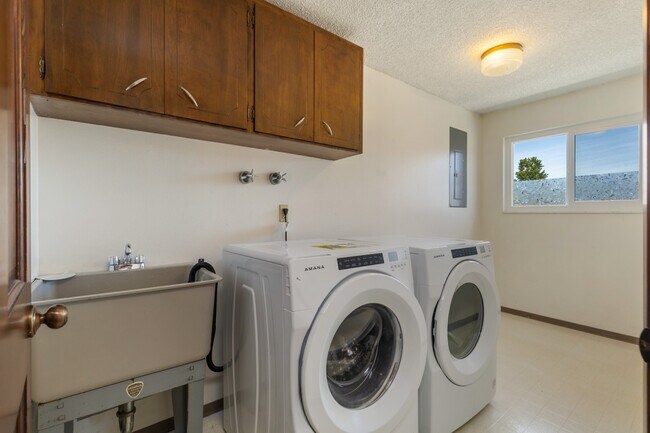 Building Photo - Charming 2BR/2BA Home with Private Balcony...