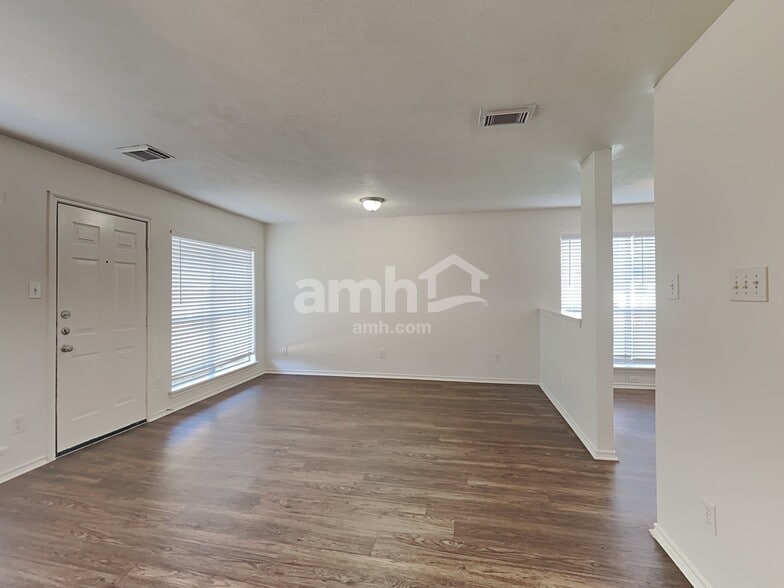 Building Photo - 1103 Lochmoor Ln