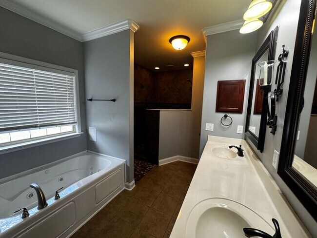 Building Photo - Near Redstone Arsenal Gate 1 with fence, storm shelter and AMAZING spa shower in primary suite