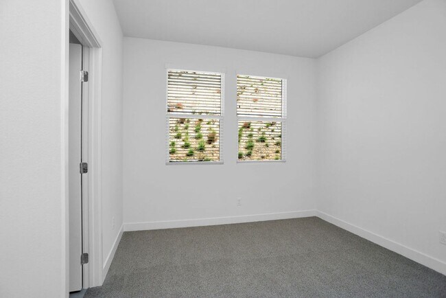 Building Photo - Gorgeous brand new townhome in 3Roots! End...