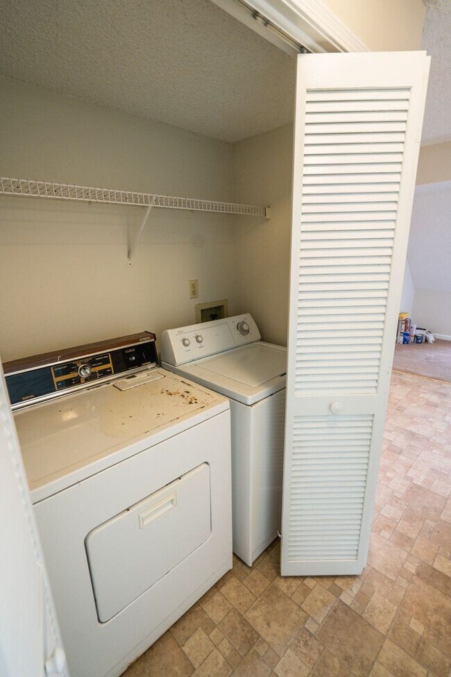 Building Photo - Cozy 2 Bedroom 2 Bathroom available NOW