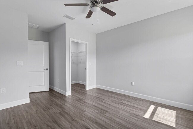 Building Photo - Spacious 3-Bedroom Duplex Oasis with 2 Full Baths in Port Charlotte – Your Ideal Retreat Awaits!