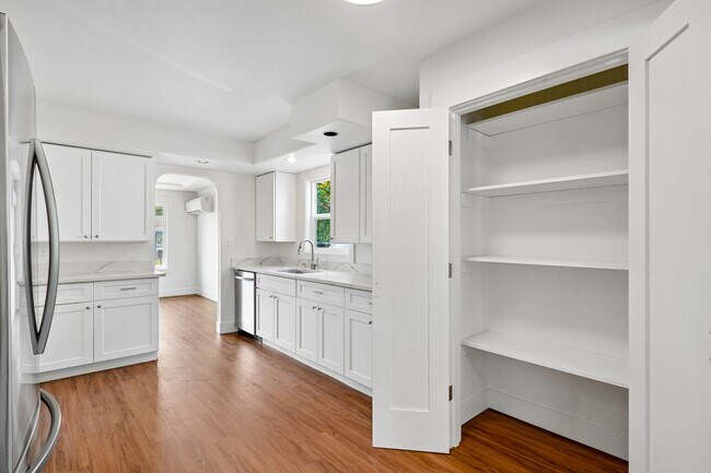 Building Photo - 131 E 70th St