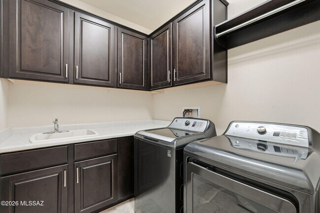 Building Photo - 61295 E Flint Dr
