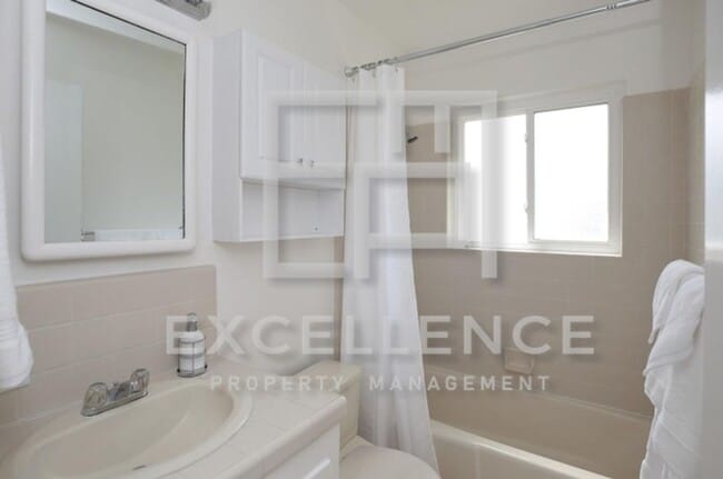 Building Photo - 2/1 Duplex with Step Down Office, 1 Car Ga...