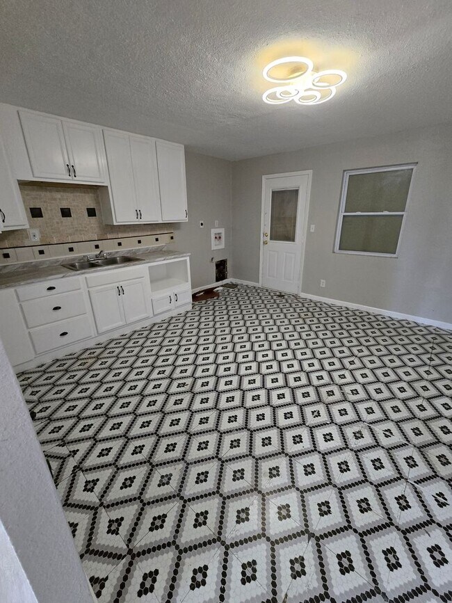 Building Photo - LIMITED TIME**NO APPLICATION FEE**1/2 OFF DEPOSIT**