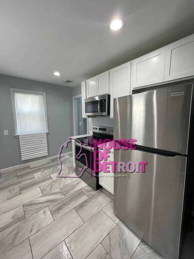 Building Photo - 3 BEDROOM | 2 BATH | FREE PRE SCREEN