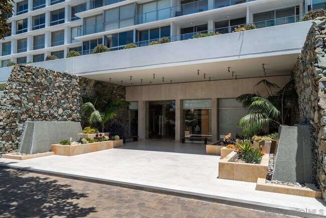 Building Photo - 1770 Avenida del Mundo