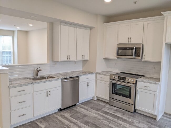 Building Photo - Completely Renovated Townhouse in convenie...
