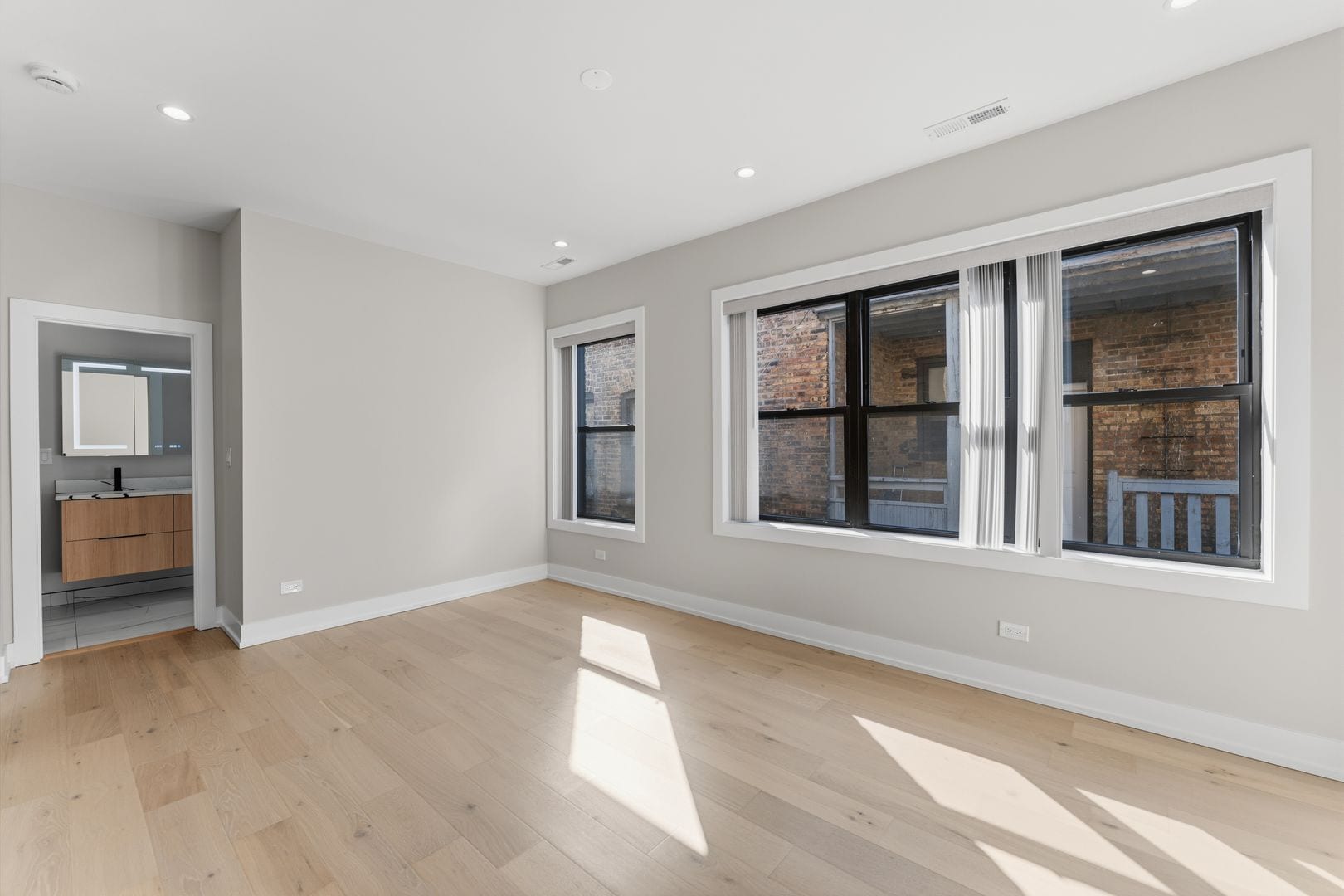 Building Photo - 7522 N Eastlake Ter