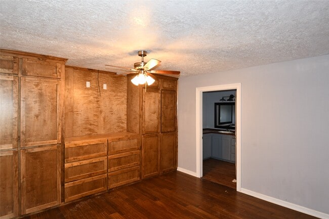 Building Photo - 405 County Rd 2296