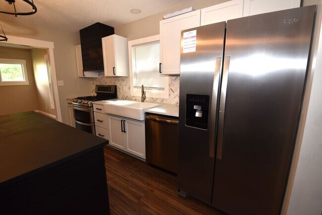 Building Photo - Central Mishawaka- close to Parks and Down...