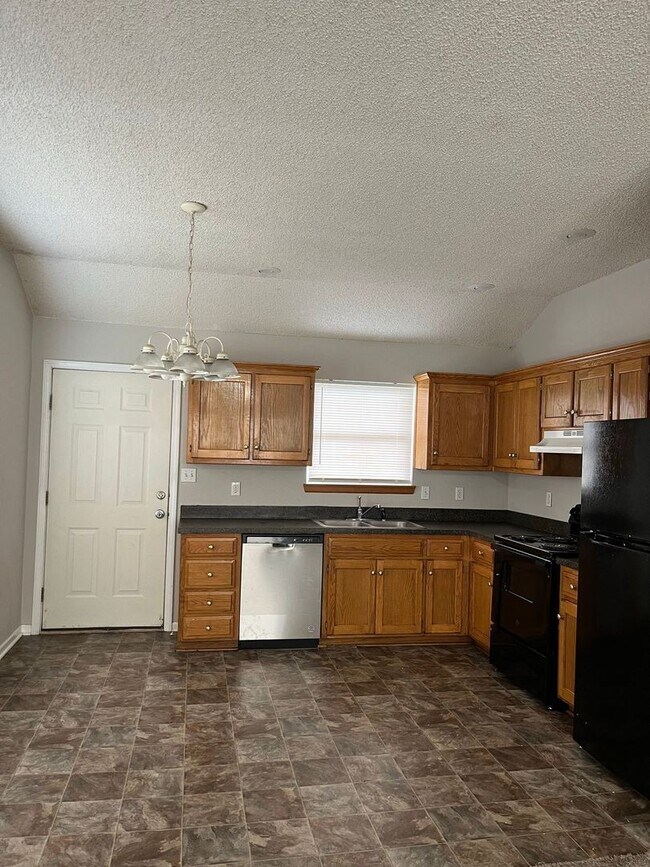 Building Photo - 2-Bedroom, 1.5 Bathroom Duplex with 1 Car ...