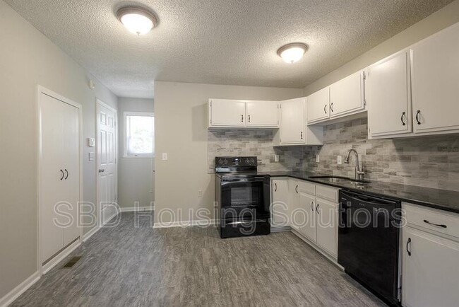 Building Photo - 18304 E 18th St N