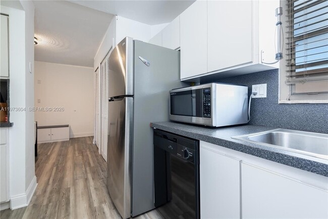 Building Photo - 8889 Fontainebleau Blvd