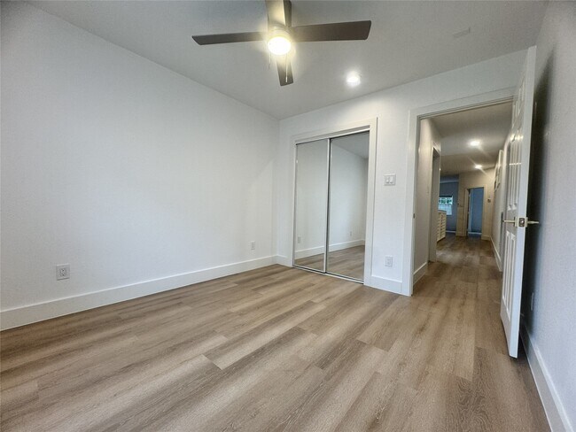 Building Photo - 516 S Post Oak Ln