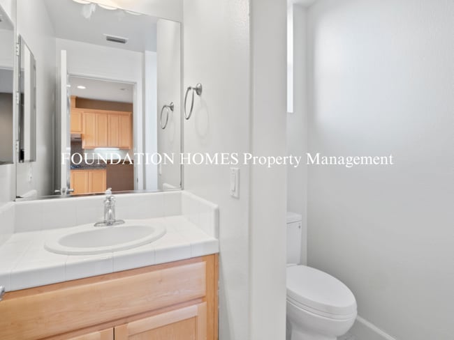 Building Photo - 33 Ranch Dr