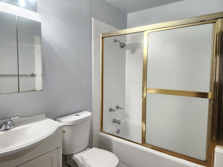 Building Photo - 736 N Garfield Ave