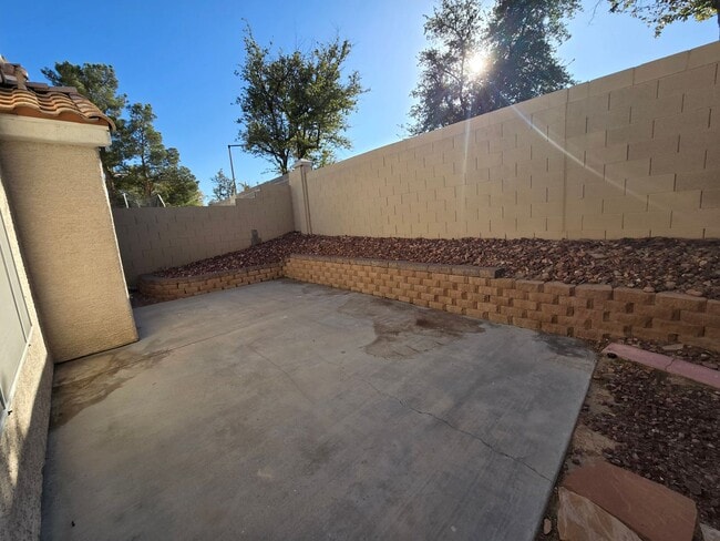 Building Photo - 2417 Bloomington Dr